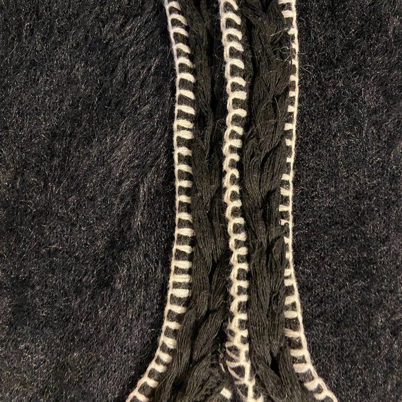 Warm and cozy sweater with ''furry'' pocke… - Picture 5 of 8